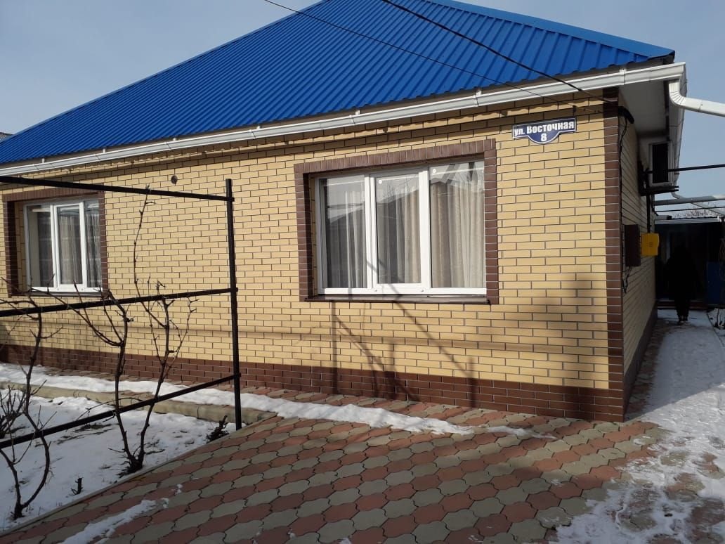Общий вид здания или деталь облицовки фасадными панелями под кирпич.