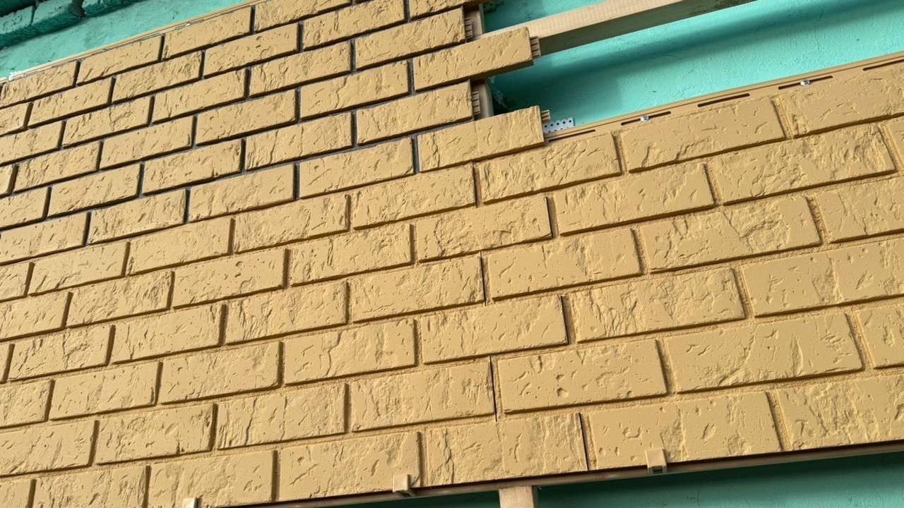Фасадные панели под кирпич: образец, фактура или деталь облицовки.