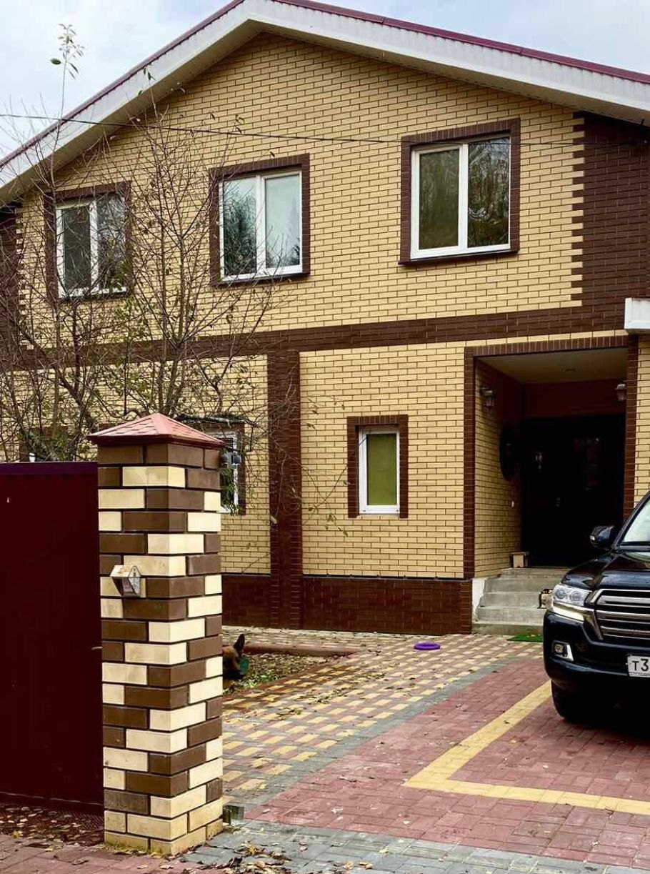 Общий вид здания или деталь облицовки фасадными панелями под кирпич.